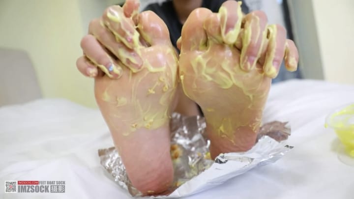 [MZSOCK原创摄影]NO.051 小麦脚底涂乃油玩脚趾展示自己的白nen玉足 109P+1V